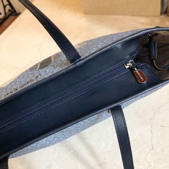 NWT Michael Kors Signature drawstrin Tote&wristlet - Picture 6 of 6